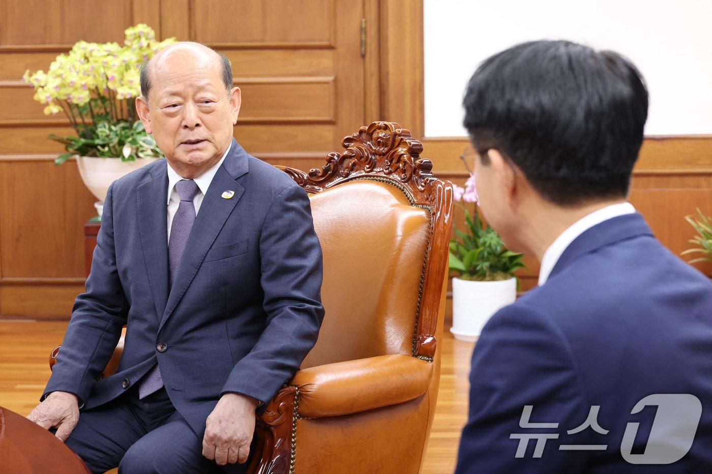 본문 이미지 - 송두환 10·29 이태원참사 진상규명과 재발방지를 위한 특별조사위원회 위원장이 20일 서울 여의도 국회에서 조정식 국회의장을 예방하고 있다. 2026.7.20 ⓒ 뉴스1 신웅수 기자