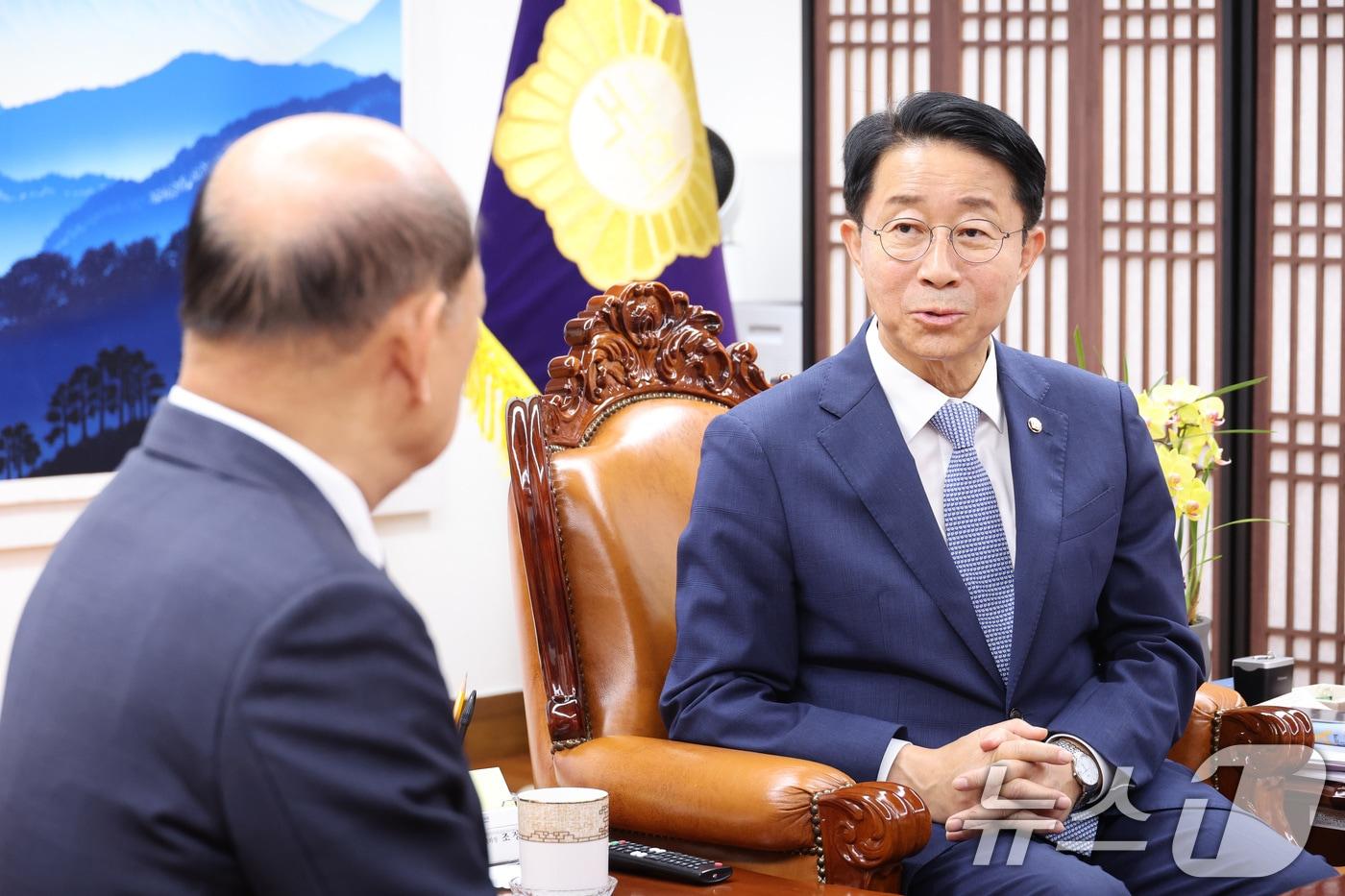 본문 이미지 - 조정식 국회의장이 20일 서울 여의도 국회에서 송두환 10·29 이태원참사 진상규명과 재발방지를 위한 특별조사위원회 위원장을 접견하고 있다. 2026.7.20 ⓒ 뉴스1 신웅수 기자