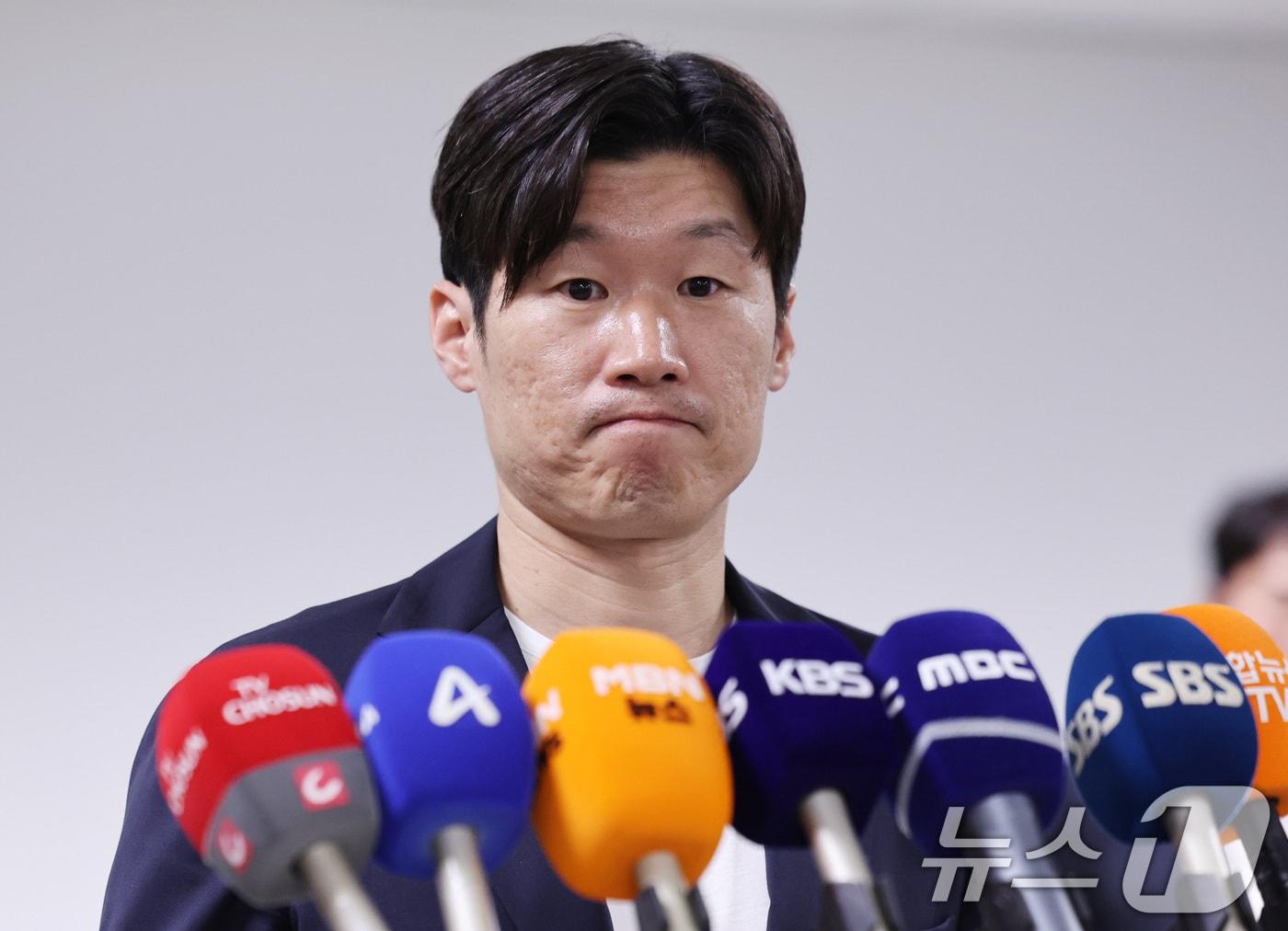 본문 이미지 - 박지성 K-축구혁신위원회 공동위원장이 20일 오후 서울시 종로구 국립현대미술관 사무동에서 열린 K-축구 혁신위원회 3차 회의를 마친 뒤 브리핑 중 생각에 잠겨 있다. 2026.7.20 ⓒ 뉴스1 박지혜 기자