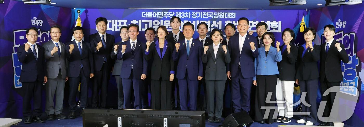 본문 이미지 - 김민석·고민정·정청래·김보미·송영길 더불어민주당 당대표 후보와 최고위원 후보들이 20일 서울 여의도 더불어민주당사에서 열린 당대표·최고위원 예비경선 합동연설회에서 기념 촬영을 하고 있다. 2026.7.20 ⓒ 뉴스1 국회사진기자단