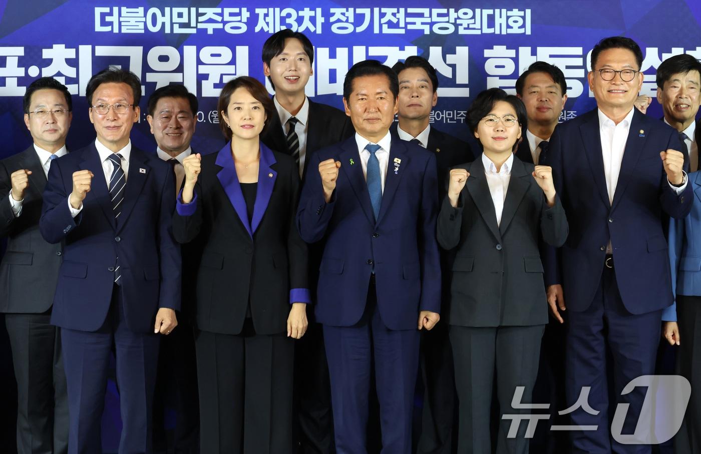 본문 이미지 - 김민석·고민정·정청래·김보미·송영길 더불어민주당 당대표 후보와 최고위원 후보들이 지난 20일 서울 여의도 더불어민주당사에서 열린 당대표·최고위원 예비경선 합동연설회에서 기념 촬영을 하고 있다. 2026.7.20 ⓒ 뉴스1 국회사진기자단