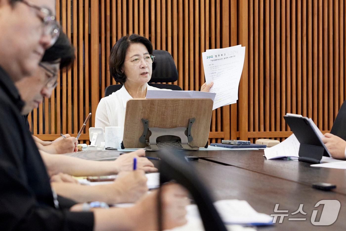 본문 이미지 - 20일 오전 경기도청 집무실에서 추미애 경기도지사가 제2차 경기미래투자공사 TF 전략회의를 주재하고 있다.(경기도 제공. 재판매 및 DB금지)