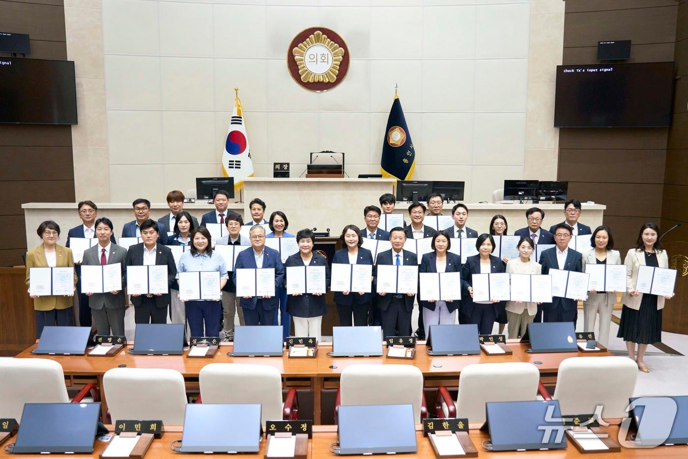 본문 이미지 - 용인시의회 의원들이 청렴서약서를 들고 기념촬영을 하고 있는 모습.(시의회 제공)