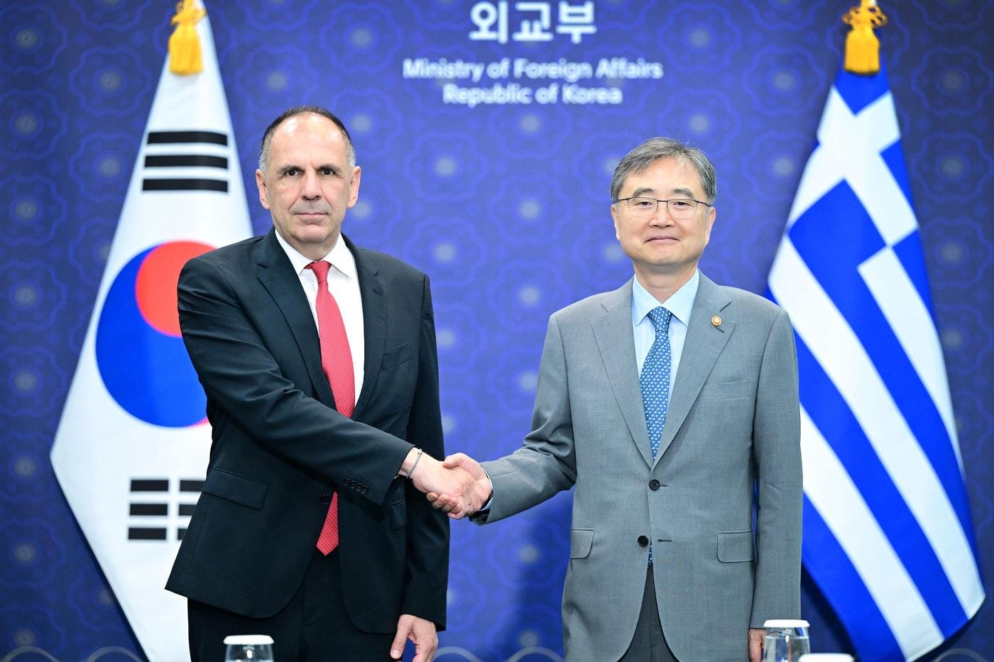 본문 이미지 - 조현 외교부 장관이 20일 서울에서 요르고스 게라페트리티스 그리스 외교장관과 회담을 열고 양국 간 실질 협력과 지역 정세에 대해 의견을 교환했다.  