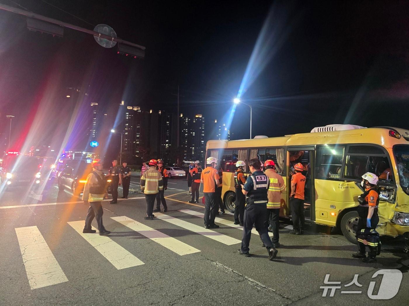 본문 이미지 - 교통사고 현장 모습.(전북 소방 제공. 재판매 및 DB 금지)