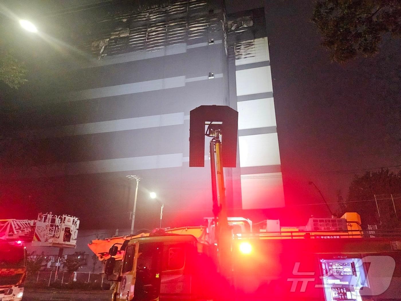 본문 이미지 - 인천소방본부는 지난 18일 오전 6시 54분께 서해구 석남동 쿠팡 32물류센터에서 난 큰불이 20일 오후 8시 초진됐다고 밝혔다. 사진은 초진 뒤 오후 10시께 진화 작업이 게속되고 있는 모습. (인천소방본부 제공.재판매 및 DB금지) 2026.7.20 ⓒ 뉴스1 유준상 기자