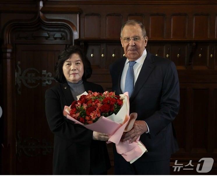 본문 이미지 - 러시아를 공식방문한 최선희 북한 외무상(왼쪽)을 맞이하는 세르게이 라브로프 러시아 외무장관 . (러시아 외무부 영상 갈무리). 2027.07.20 . ⓒ 뉴스1 