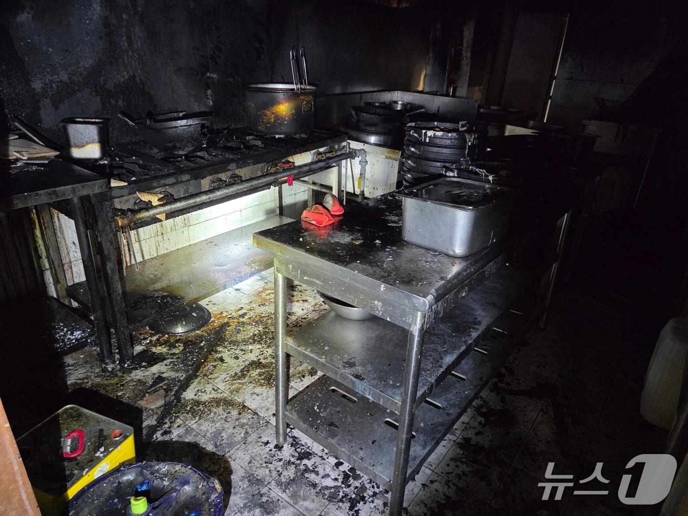 본문 이미지 - 20일 오후 3시 28분쯤 경북 구미시 원평동 한 식당 주방에서 불이 나 소방 당국이 진화 후 안전 조치를 마쳤다.(경북소방본부 제공 . 재판매 및 DB 금지)2026.7.21/뉴스1