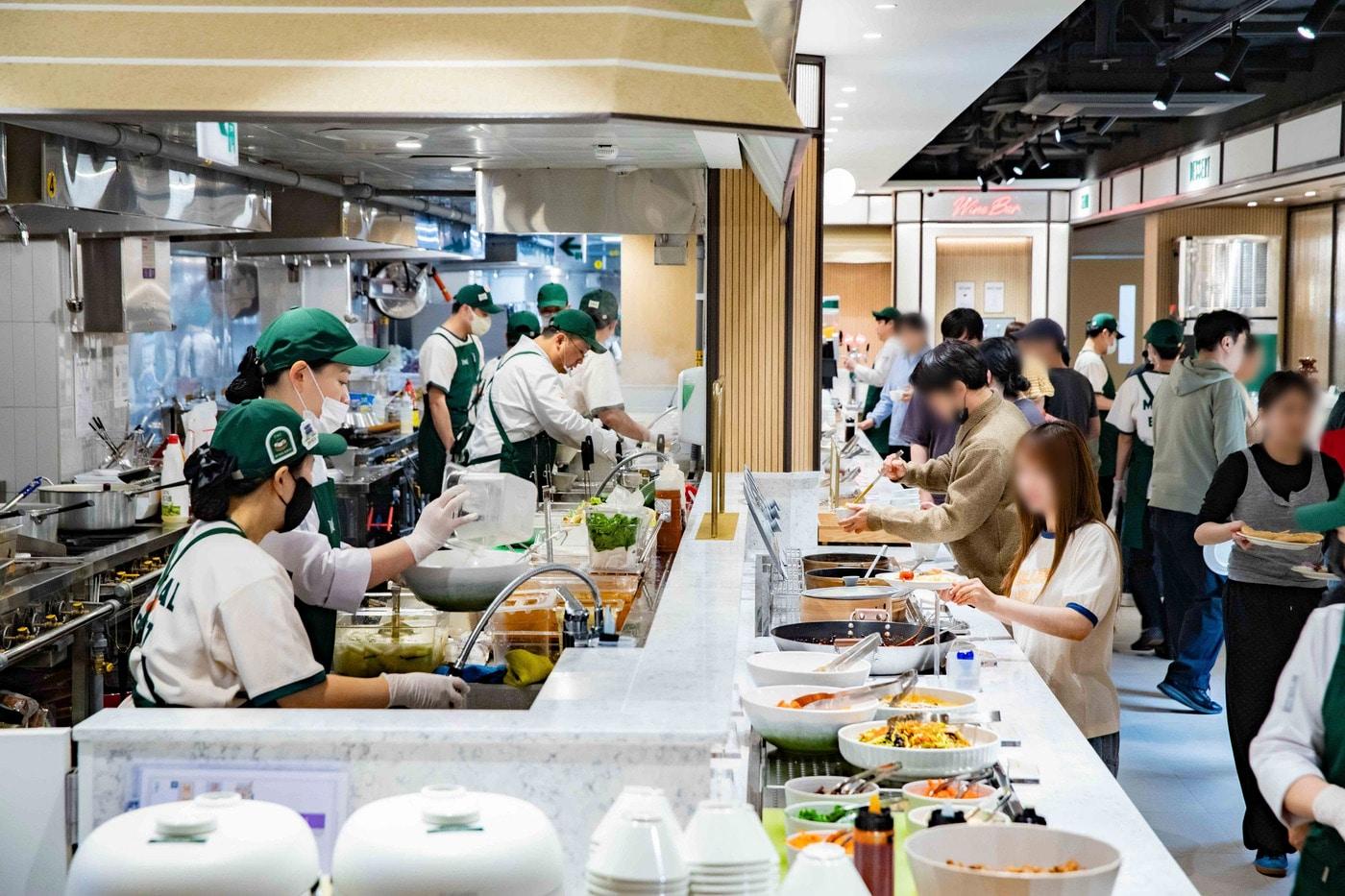 본문 이미지 - 고객들로 붐비는 테이크 매장 전경.(아워홈 제공)