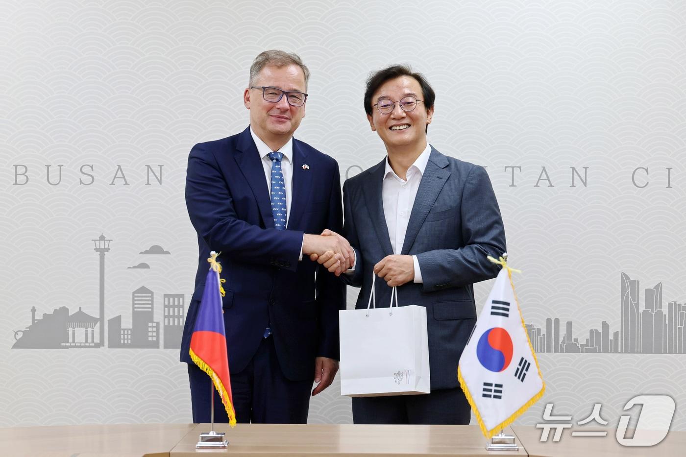 본문 이미지 - 전재수 부산시장과 이반 얀차렉 주한체코 대사가 악수를 나눈 후 기념촬영을 하고 있다.(부산시 제공. 재판매 및 DB 금지)