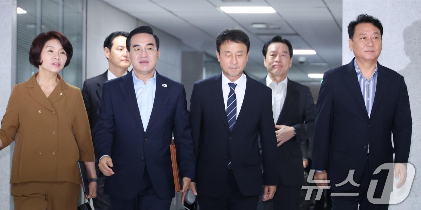 본문 이미지 - 한병도 더불어민주당 당대표 직무대행 겸 원내대표가 지난달 21일 서울 여의도 국회 의원회관에서 열린 2027년 예산안 당정협의에서 발언하고 있다. 왼쪽부터 한정애 정책위의장, 박홍근 기획예산처 장관, 한 원내대표, 이광재 예산결산위원장. 2026.7.21 ⓒ 뉴스1 신웅수 기자