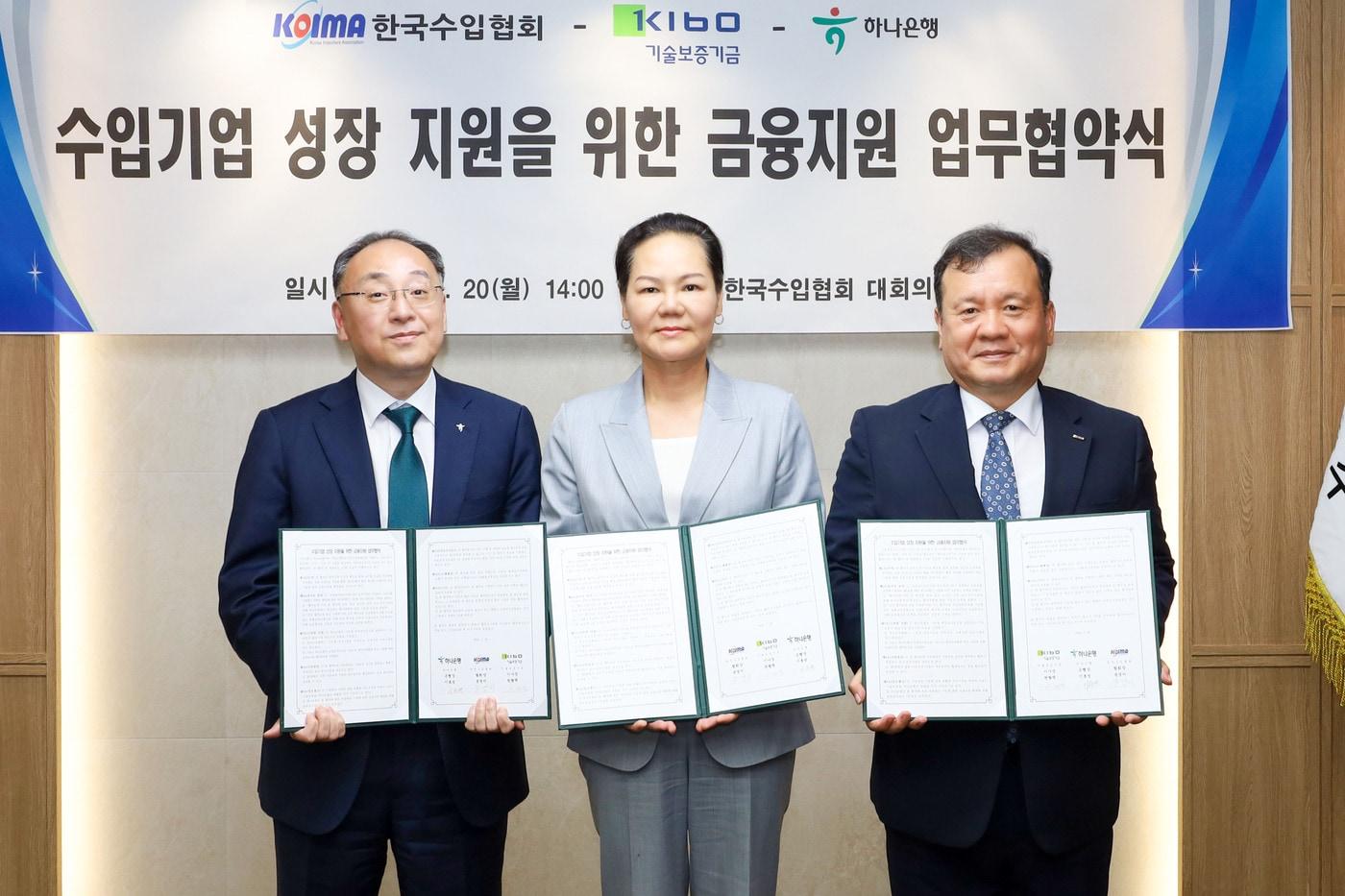 본문 이미지 - 이정현 하나은행 외환사업단 상무, 윤영미 한국수입협회장, 이재필 기술보증기금 이사가 업무협약 후 기념사진을 찍고 있다.(기술보증기금 제공)
