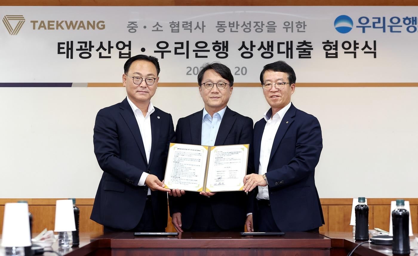 본문 이미지 - 20일 오후 서울 중구 장충동 본사에서 열린 '협력사 금융지원을 위한 상생대출 협약식'에서 정인철(가운데)·이부의(오른쪽) 태광산업 공동대표이사와 배연수 우리은행 기업그룹장이 기념촬영을 하고 있다. (태광산업 제공)
