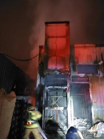 본문 이미지 - 20일 오후 10시 37분께 울산 북구 대안동의 한 폐기물처리업체 공장 건물에서 불이 났다.(울산소방 제공. 재판매 및 DB금지)/뉴스1