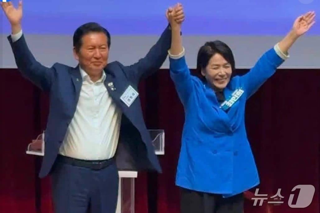 본문 이미지 -  8·17 더불어민주당 전당대회에 나선 정청래 당대표 예비후보와 최민희 최고위원 예비후보. (SNS 갈무리) ⓒ 뉴스1