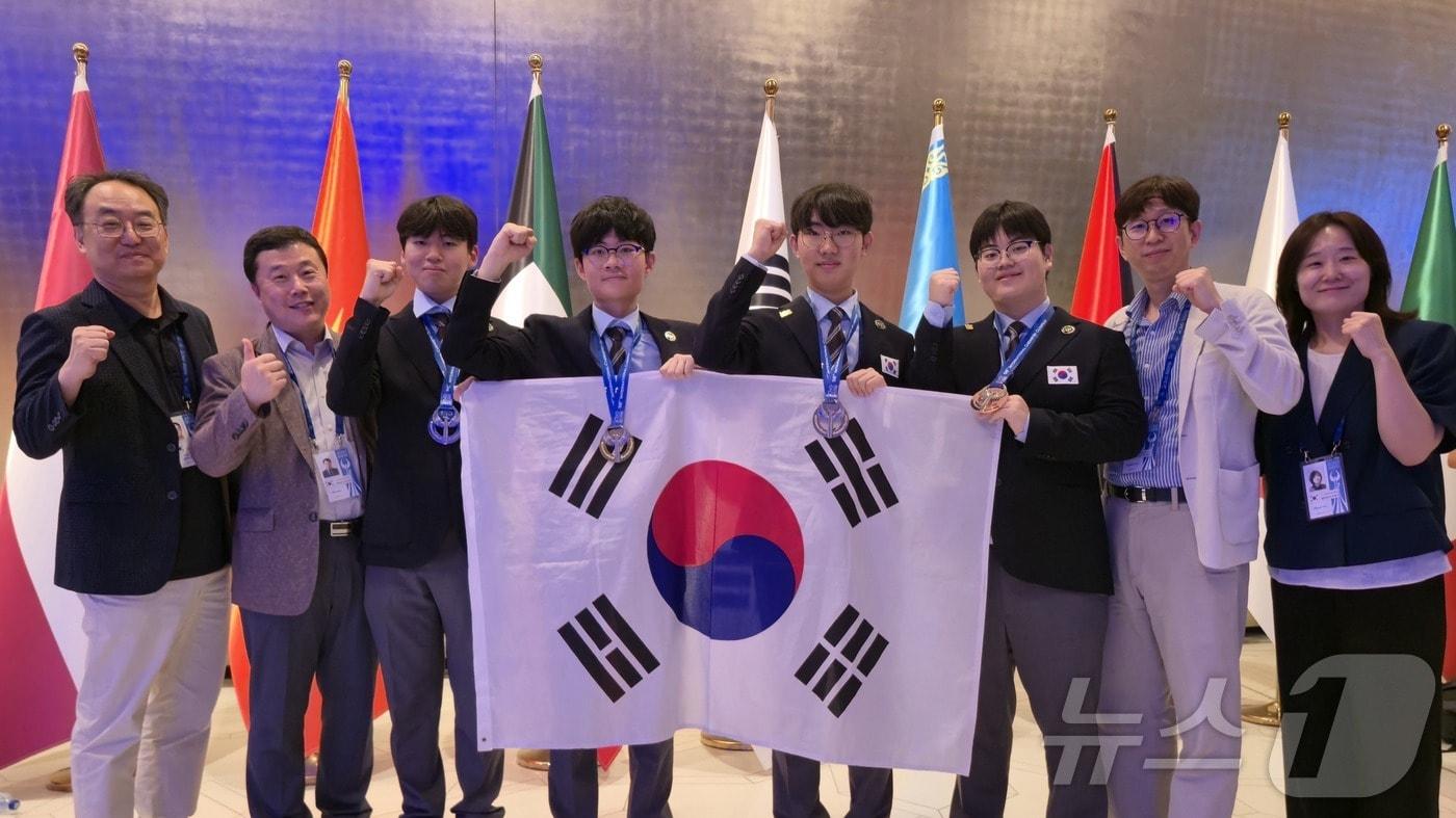 본문 이미지 - 2026년 제58회 국제화학올림피아드 한국대표단. 좌측부터 정현 단장(동국대), 최수혁 부단장(연세대), 김도훈(광주과학고 3), 김상연(인천과학예술영재교 3), 임장호(광주과학고 3), 이은성(대구과학고 3) 학생, 권성중 지도교수(건국대), 박기영 지도교수(KAIST). 2026.07.21 ⓒ 뉴스1 (과학기술정보통신부 제공)