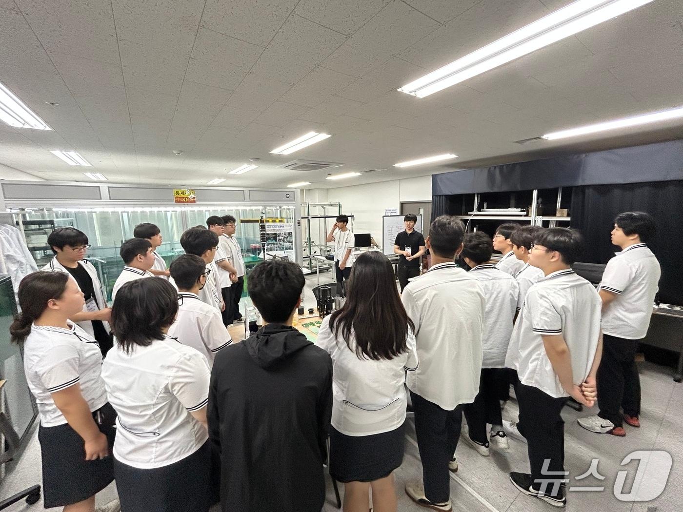 본문 이미지 - 정석항공고 학생들이 인하대 항공우주융합캠퍼스에서 실험실을 탐방하고 있다.(인하대 제공. 재배포 및 DB금지)2026.7.21/뉴스1