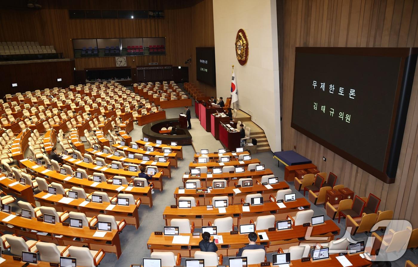 본문 이미지 - 김태규 국민의힘 의원이 21일 오전 서울 여의도 국회 본회의장에서 전날 상정된 윤석열·김건희에 의한 내란·외환 및 국정농단 행위의 진상규명을 위한 특별검사 임명 등에 관한 법률 일부개정법률안(대안)에 대한 무제한토론(필리버스터)을 하고 있다. 2026.7.21 ⓒ 뉴스1 김민지 기자