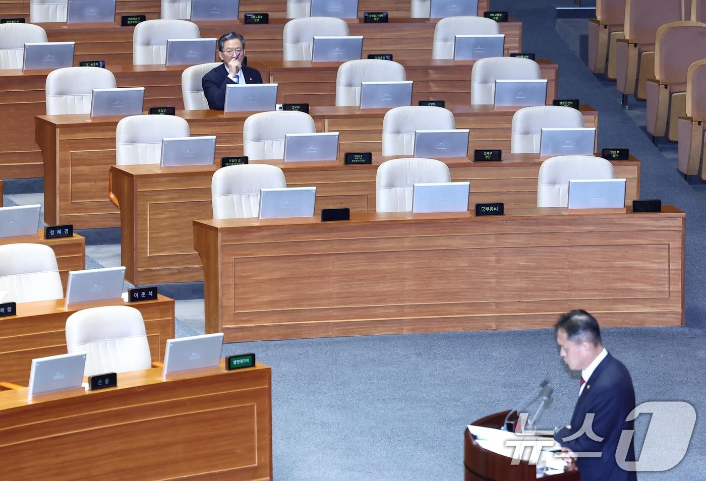 본문 이미지 - 정성호 법무부 장관이 지난 21일 오전 서울 여의도 국회 본회의장에서 김태규 국민의힘 의원의 윤석열·김건희에 의한 내란·외환 및 국정농단 행위의 진상규명을 위한 특별검사 임명 등에 관한 법률 일부개정법률안(대안)에 대한 무제한토론(필리버스터)을 듣고 있다. 2026.7.21 ⓒ 뉴스1 김민지 기자