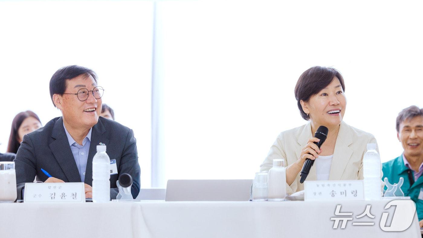 본문 이미지 - 송미령 농림축산식품부 장관이 20일 합천군을 방문해 농촌공간 재구조화 사업 추진 현항을 점검하고 있다.(합천군 제공. 재판매 및 DB금지).