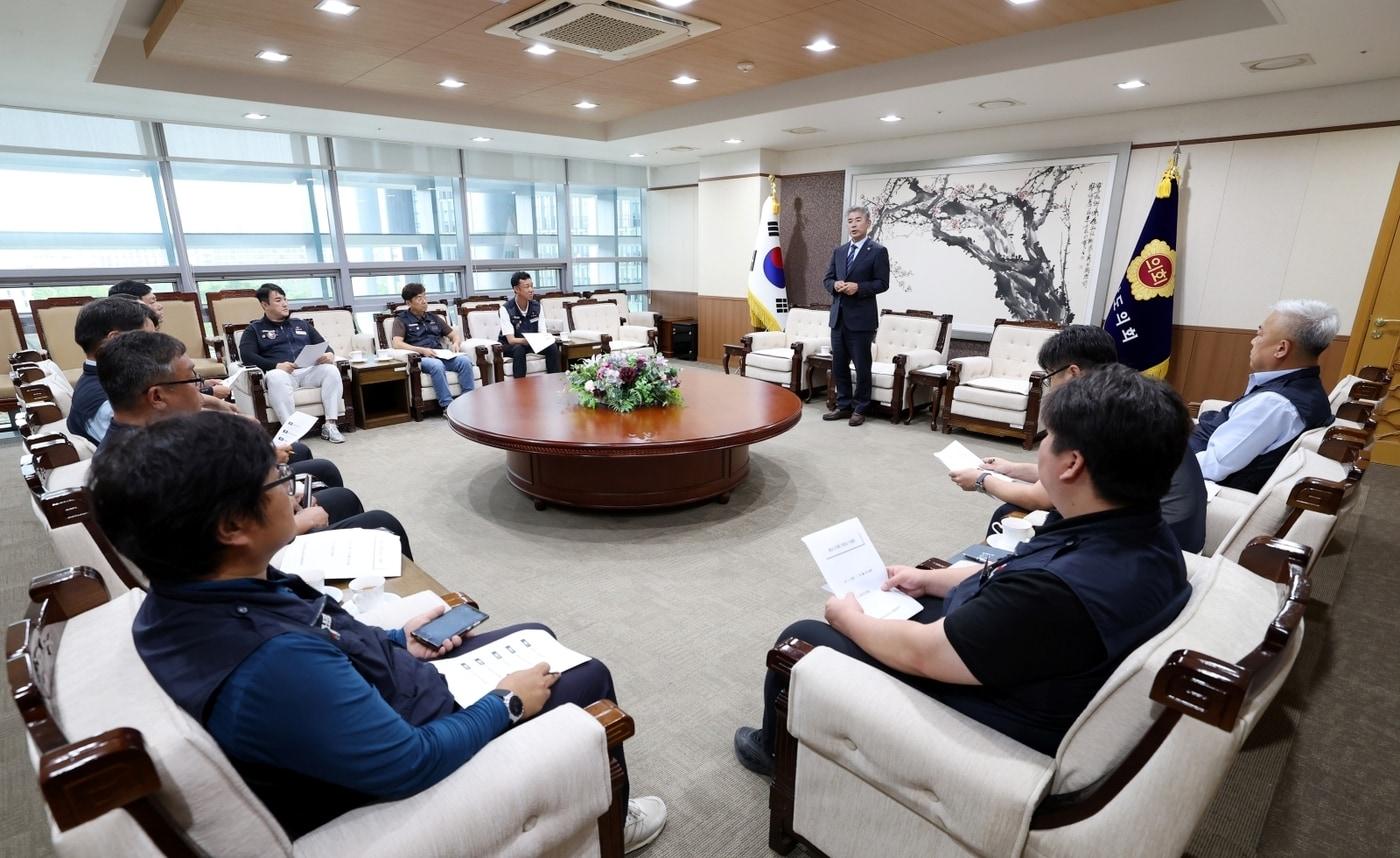 본문 이미지 - 조철기 충남도의회 의장과 한국산업건설노동조합 세종충남본부 간담회 모습.(도 제공. 재판매 및 DB금지)/뉴스1