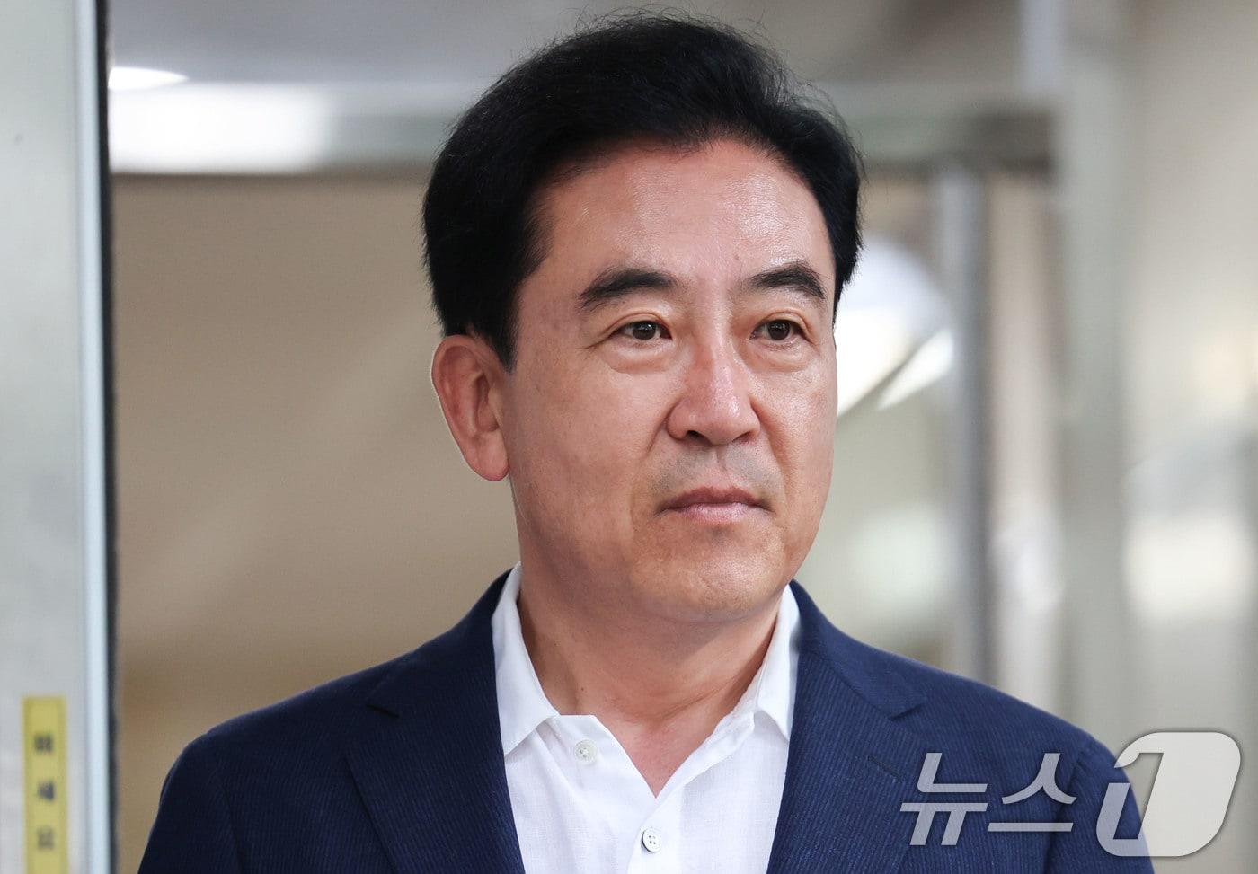 본문 이미지 - 윤희근 전 경찰청장이 21일 오전 경기 과천시 김건희 특검팀 사무실에 ‘통일교 수사무마 의혹’과 관련한 2차 피의자 조사를 받기 위해 출석하며 취재진의 질문을 받고 있다. 2026.7.21 ⓒ 뉴스1 이종수 기자