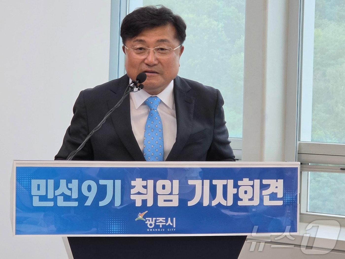 본문 이미지 - 박관열 광주시장이 21일 시청 순암홀에서 가진 민선 9기 시장 취임 기자회견에서 '시민과 직통하는 광주'를 시정 슬로건으로 제시하며 시정 비전을 설명하고 있다. ⓒ 뉴스1 김평석 기자