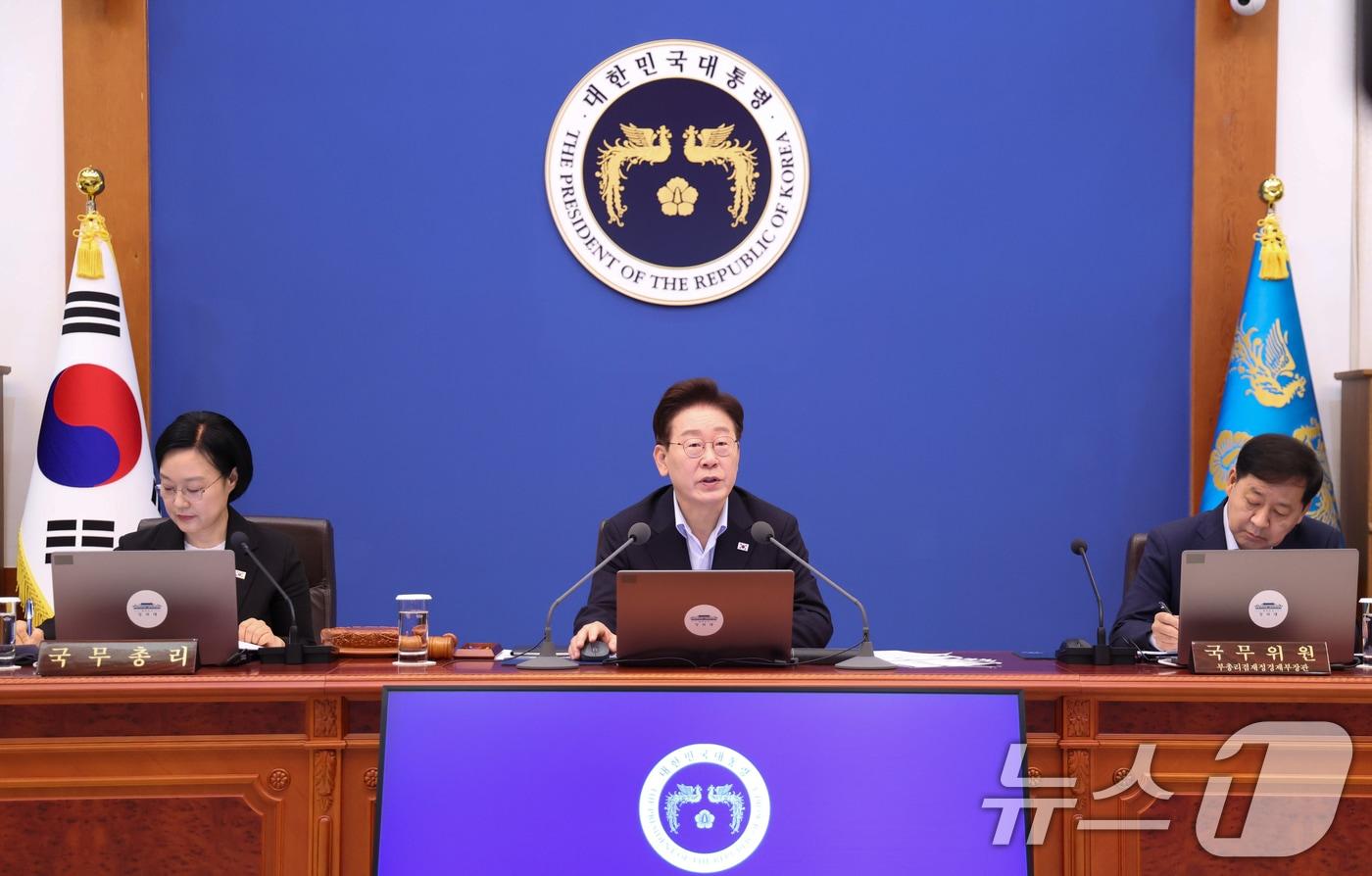 본문 이미지 - 이재명 대통령이 21일 청와대에서 열린 국무회의에서 발언을 하고 있다. 2026.7.21 ⓒ 뉴스1 허경 기자