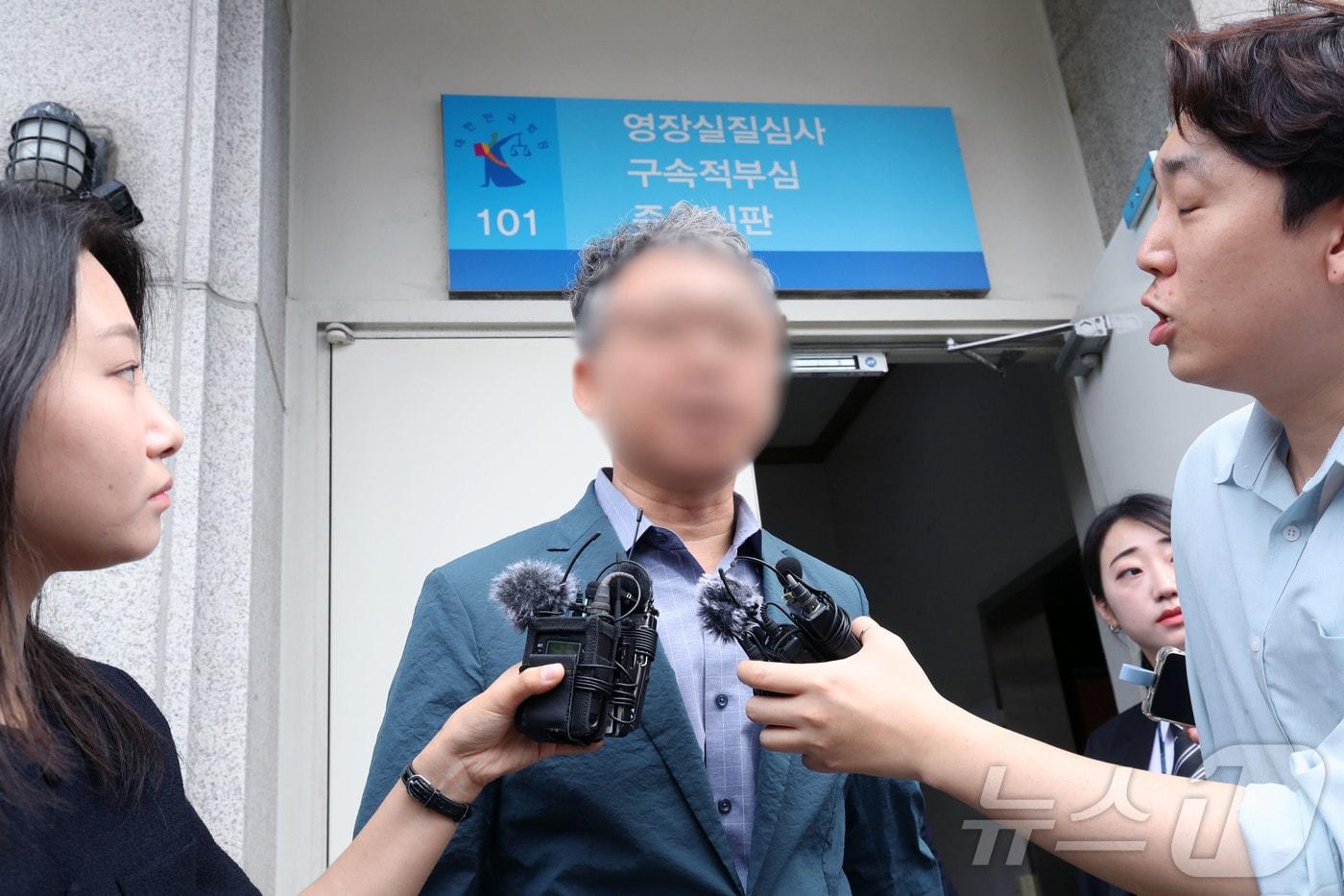 본문 이미지 - 여고생 살해범 장윤기 사건의 초동 수사 축소·은폐 의혹을 받는 박 모 경정(광주 광산경찰서 전 형사과장)이 21일 오전 구속 전 피의자 심문(영장실질심사)을 받기 위해 광주지방법원에 들어서기 전 취재진 질문에 답변하고 있다. ⓒ 뉴스1 조수민 기자