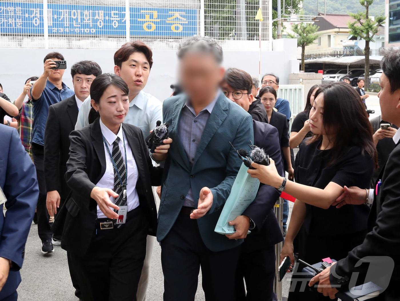 본문 이미지 - 여고생 살해범 장윤기 사건의 초동 수사 축소·은폐 의혹을 받는 박 모 경정(광주 광산경찰서 전 형사과장)이 21일 오전 구속 전 피의자 심문(영장실질심사)을 받기 위해 광주지방법원에 들어서고 있다. 2026.7.21 ⓒ 뉴스1 조수민 기자