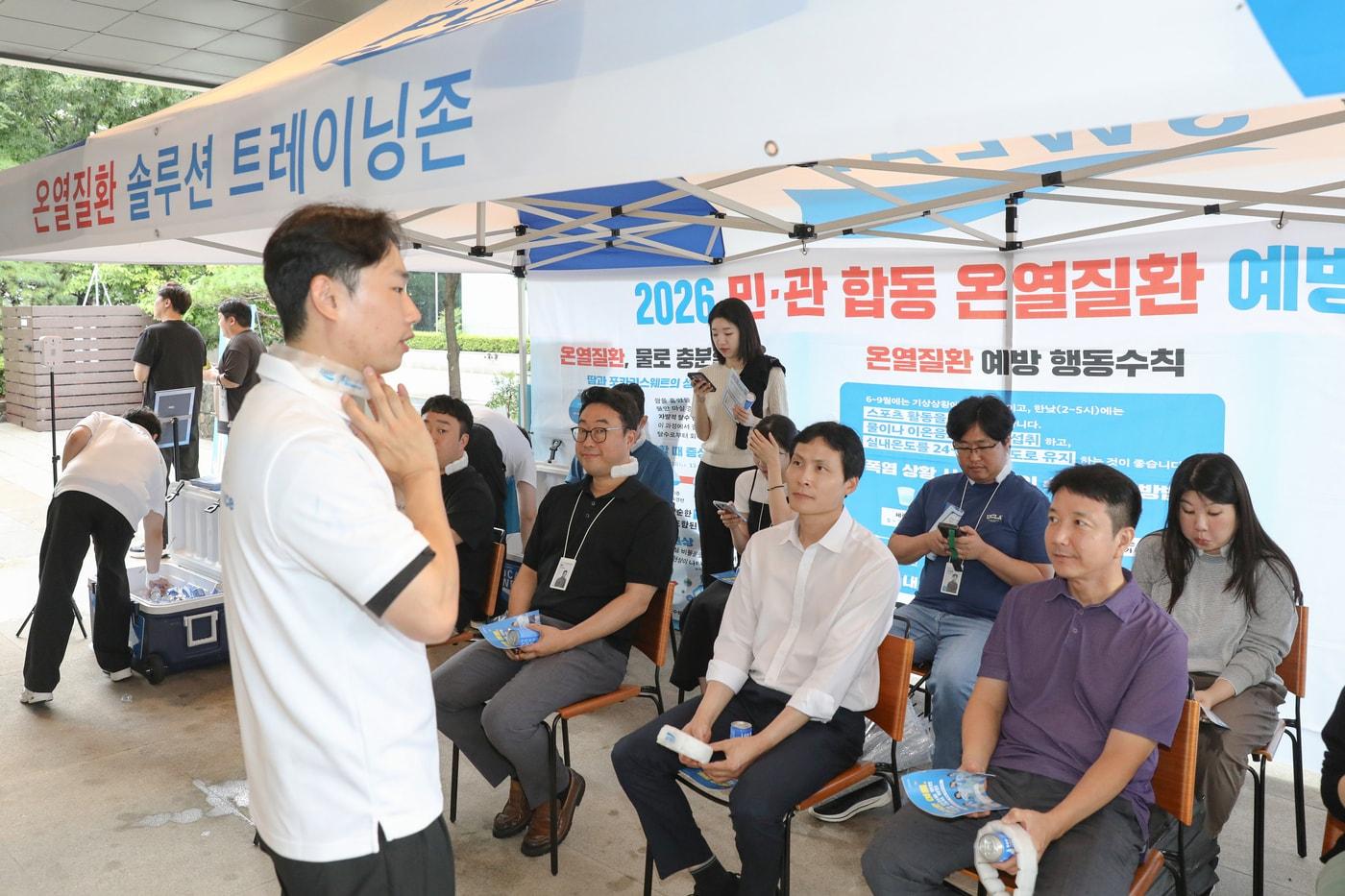 본문 이미지 - 동아쏘시오그룹은 지난 20일 서울 동대문구 본사에서 임직원 대상 민관합동 온열질환 예방 캠페인을 실시했다. 온열질환 예방 트레이닝존에서 동아쏘시오그룹 임직원들이 온열질환 예방 관련 설명을 듣고 있다. (동아제약 제공) 