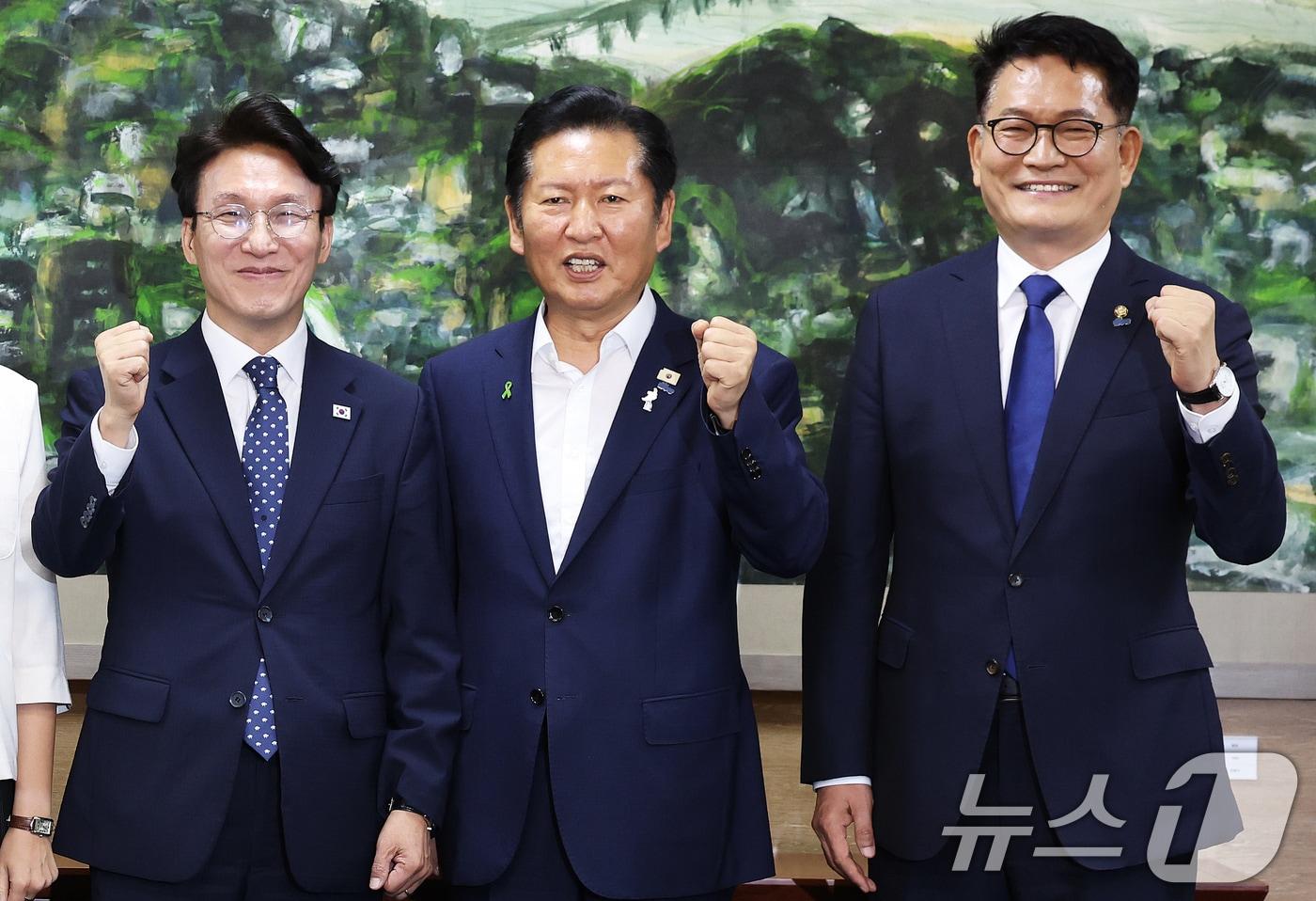 본문 이미지 - 더불어민주당 당권에 도전하는 김민석(왼쪽부터)·정청래·송영길 후보가 21일 서울 중구 서울시의회에서 열린 당대표 후보자 초청 간담회에 앞서 나란히 기념촬영을 하고 있다. 2026.7.21 ⓒ 뉴스1 오대일 기자