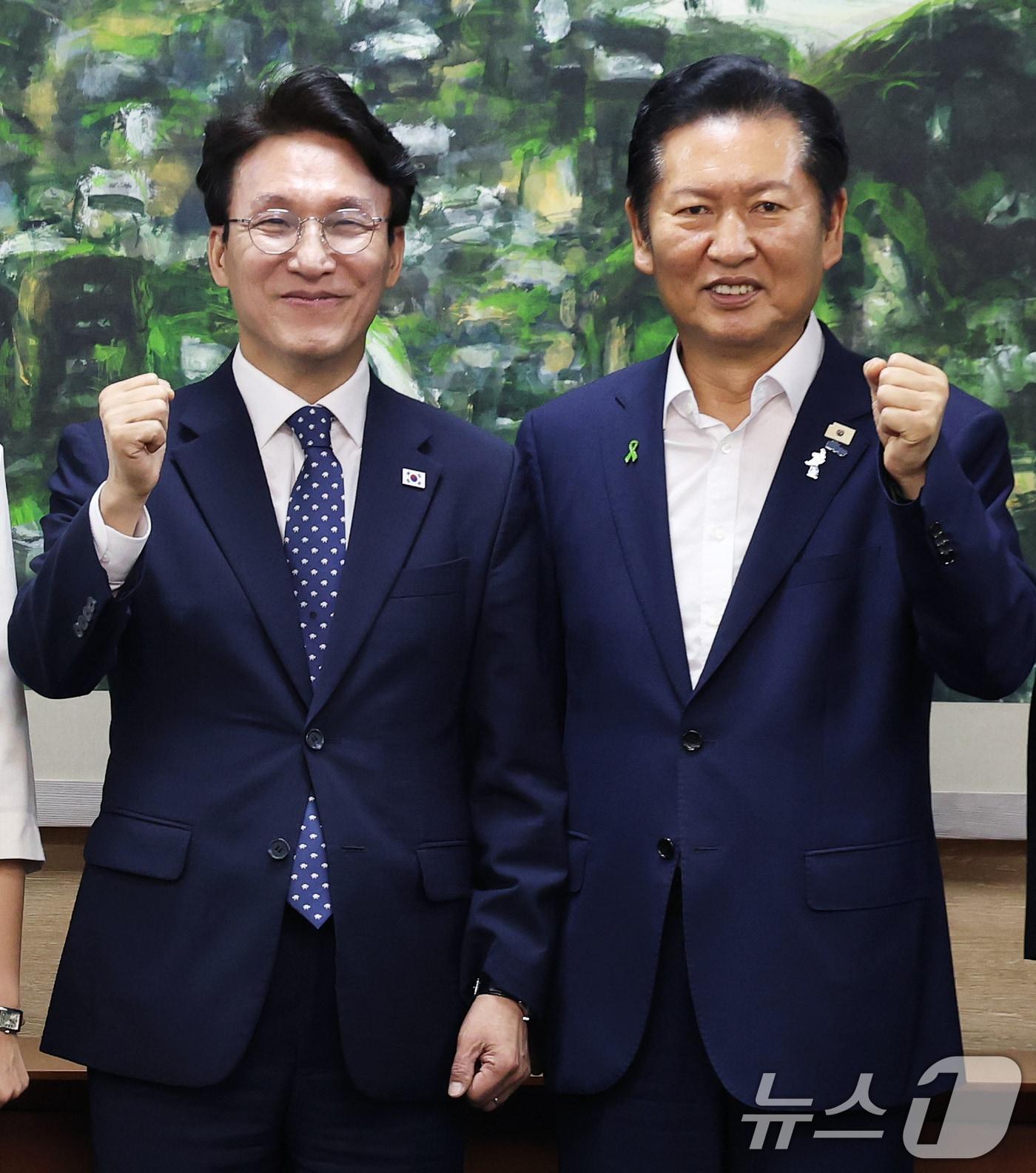 본문 이미지 - 더불어민주당 당권에 도전하는 김민석, 정청래 후보가 지난 21일 서울 중구 서울시의회에서 열린 당대표 후보자 초청 간담회에 앞서 나란히 기념촬영을 하고 있다. 2026.7.21 ⓒ 뉴스1 오대일 기자