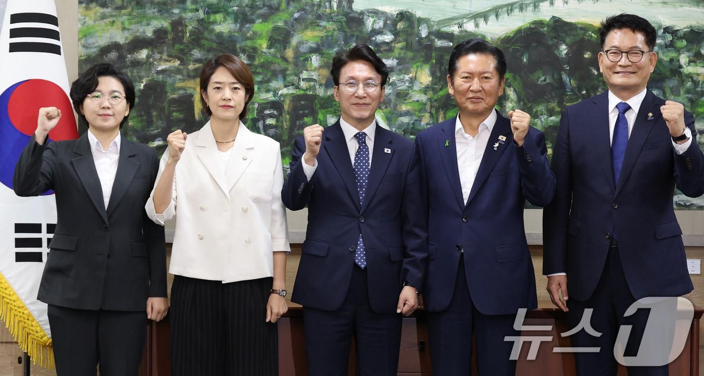 본문 이미지 - 더불어민주당 당권에 도전하는 김보미(왼쪽부터)·고민정·김민석·정청래·송영길 후보가 21일 서울 중구 서울시의회에서 열린 당대표 후보자 초청 간담회에 앞서 나란히 기념촬영을 하고 있다. 2026.7.21 ⓒ 뉴스1 오대일 기자