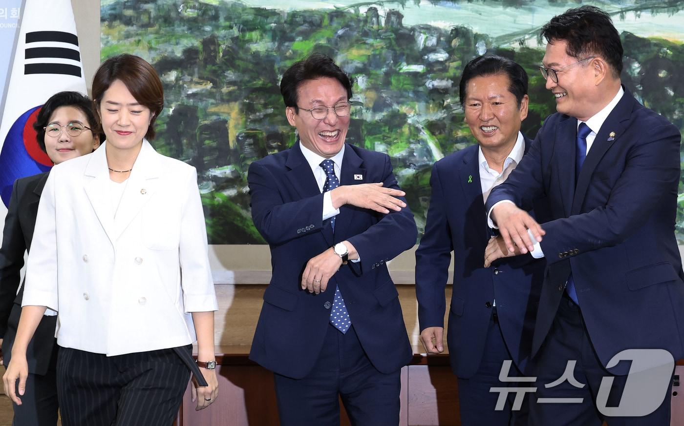 본문 이미지 - 더불어민주당 당권에 도전하는 김보미(왼쪽부터)·고민정·김민석·정청래·송영길 후보가 21일 서울 중구 서울시의회에서 열린 당대표 후보자 초청 간담회에 앞서 기념촬영을 마친 후 환한 얼굴로 대화하고 있다. 2026.7.21 ⓒ 뉴스1 오대일 기자