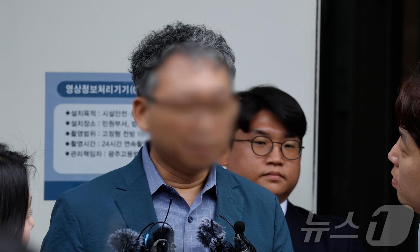 본문 이미지 - 여고생 살해범 장윤기 사건의 초동 수사 축소·은폐 의혹을 받는 박 모 경정(광주 광산경찰서 전 형사과장)이 21일 오전 구속 전 피의자 심문(영장실질심사)을 받기 위해 광주지방법원에 들어서기 전 취재진 질문에 답변하고 있다. 2026.7.21 ⓒ 뉴스1 김태성 기자