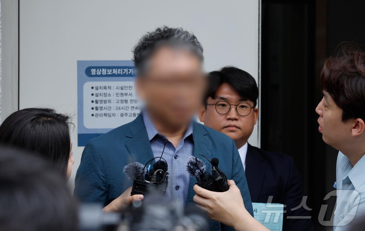 본문 이미지 - 여고생 살해범 장윤기 사건의 초동 수사 축소·은폐 의혹을 받는 박 모 경정(광주 광산경찰서 전 형사과장)이 21일 오전 구속 전 피의자 심문(영장실질심사)을 받기 위해 광주지방법원에 들어서기 전 취재진 질문에 답변하고 있다. 2026.7.21 ⓒ 뉴스1 김태성 기자