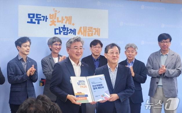 본문 이미지 - 전북교육감직 인수위위원회가 21일 전북교육의 방향과 중점과제를 담은 정책제안서를 천호성 교육감에게 전달했다./뉴