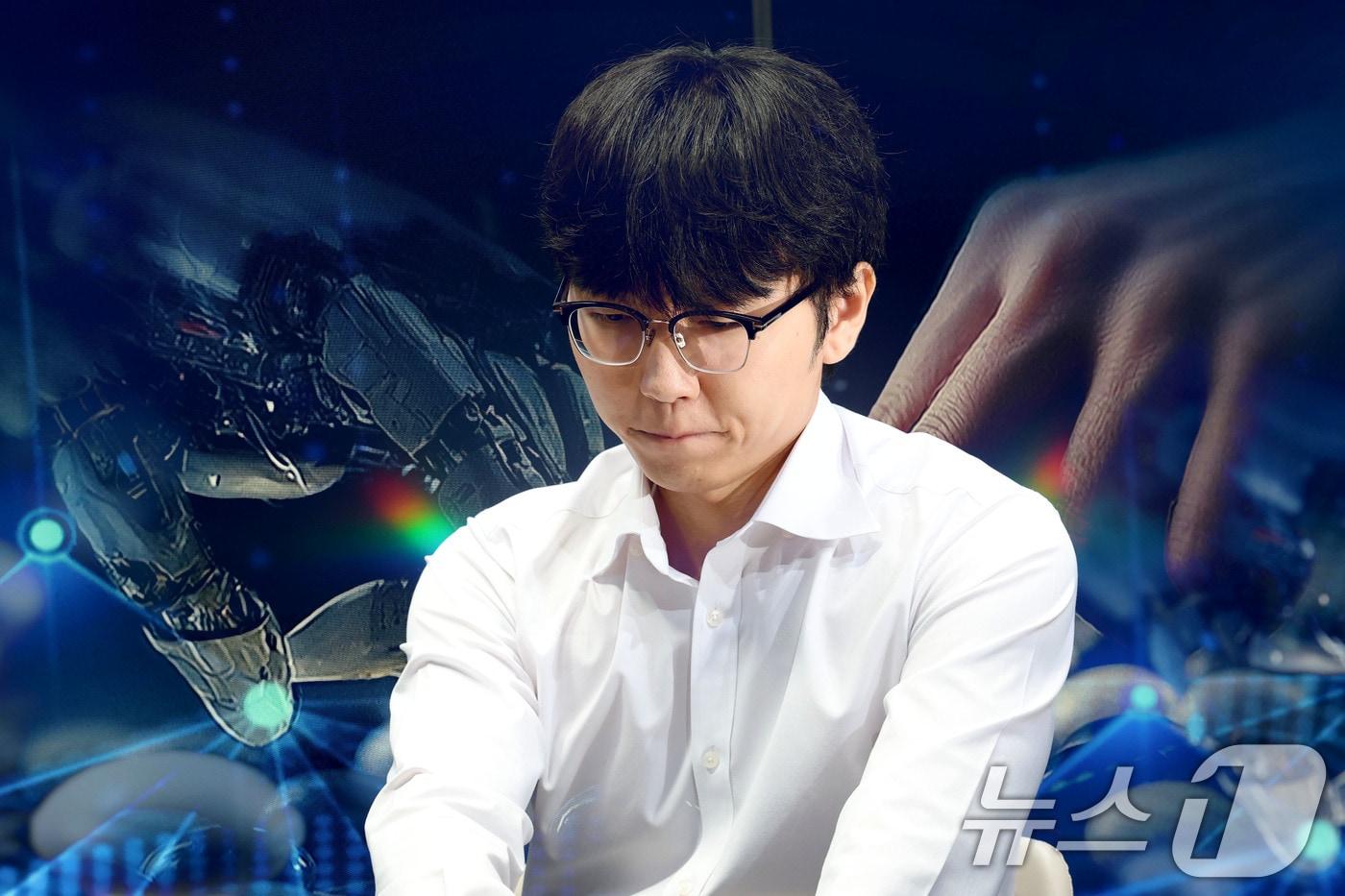 본문 이미지 - 바둑 세계 랭킹 1위 신진서 9단이 21일 오전 서울 중구 한국경제TV 스튜디오에서 열린 ‘쎈수학·한경 기신전’ 제3국에서 인공지능(AI) ‘카타고(KataGo)’와 대국을 펼치고 있다.(다중노출 퇄영) 2026.7.21 ⓒ 뉴스1 이광호 기자