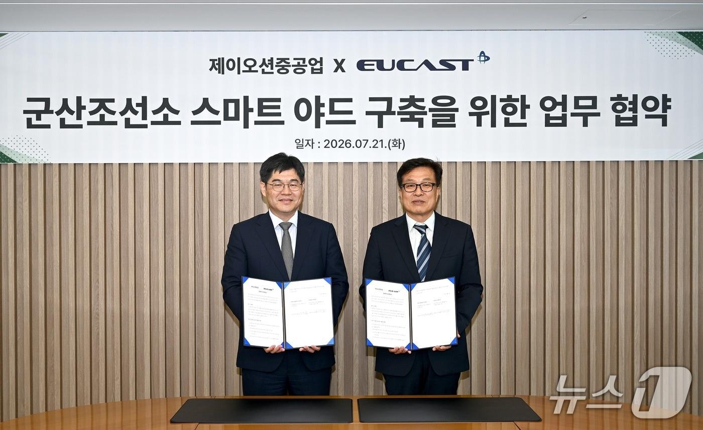 본문 이미지 - 김재형 유캐스트 대표(사진 왼쪽)와 하화정 제이오션중공업 대표가 군산조선소를 스마트 조선소로 구축하기 위한 업무협약을 체결하고 있다.(제이오션중공업 제공. 재판매 및 DB금지)