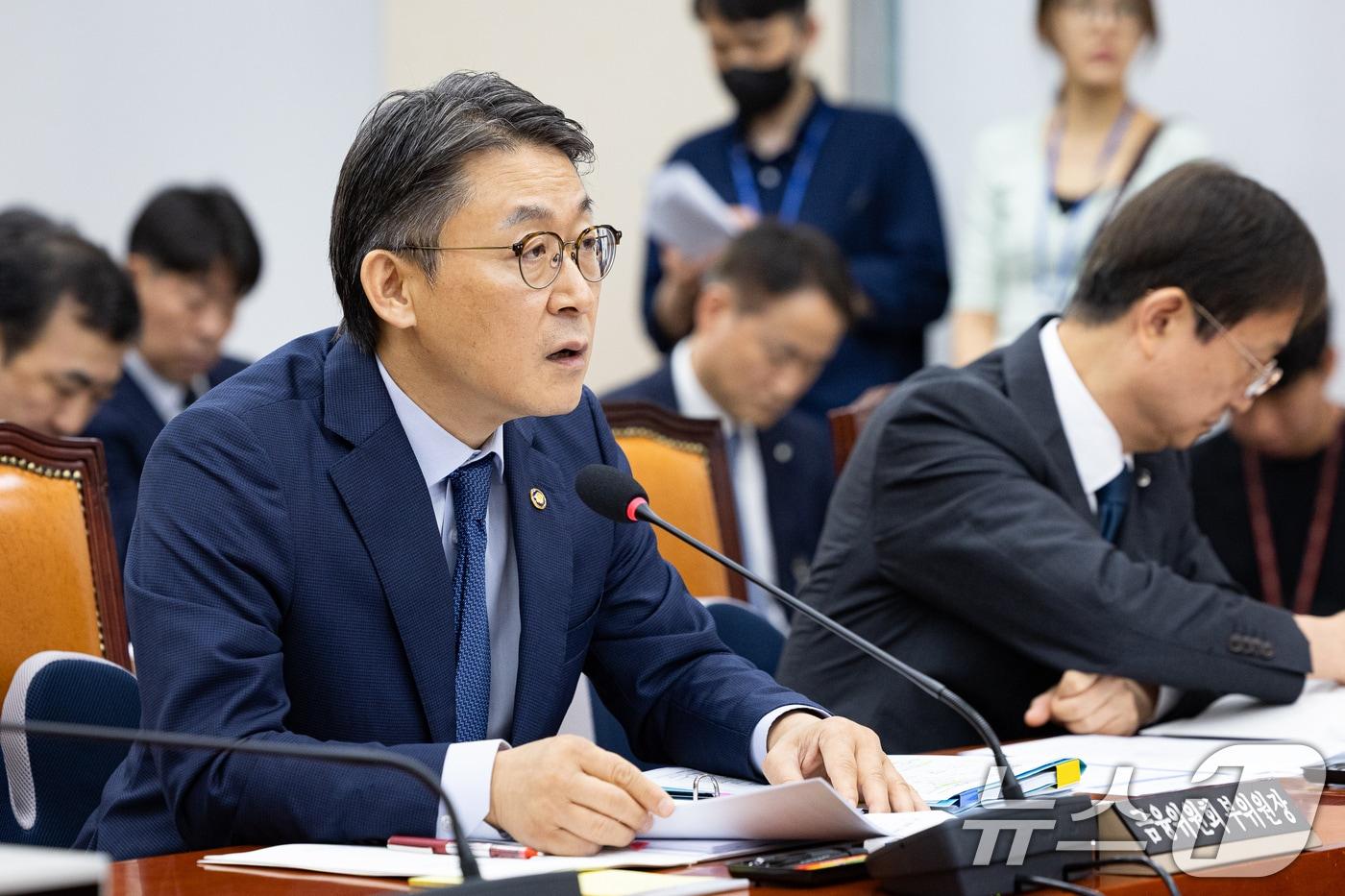 본문 이미지 - 권대영 금융위원회 부위원장이 21일 서울 여의도 국회에서 열린 홈플러스 회생 관련 정무위원회 간담회에 출석해 홈플러스 회생 절차 보고를 하고 있다. 2026.7.21 ⓒ 뉴스1 유승관 기자