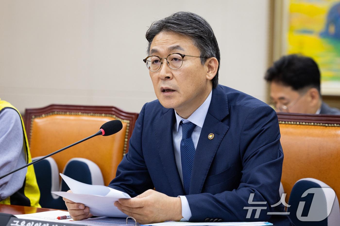 본문 이미지 - 권대영 금융위원회 부위원장이 21일 서울 여의도 국회에서 열린 홈플러스 회생 관련 정무위원회 간담회에 출석해 홈플러스 회생 절차 보고를 하고 있다. 2026.7.21 ⓒ 뉴스1 유승관 기자