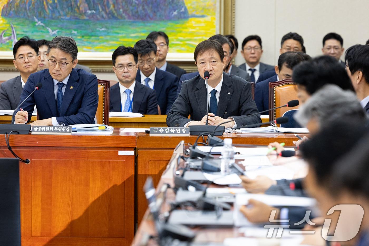 본문 이미지 - 이찬진 금융감독원장이 21일 서울 여의도 국회에서 열린 홈플러스 회생 관련 정무위원회 간담회에 출석해 의원 질의에 답하고 있다. 2026.7.21 ⓒ 뉴스1 유승관 기자