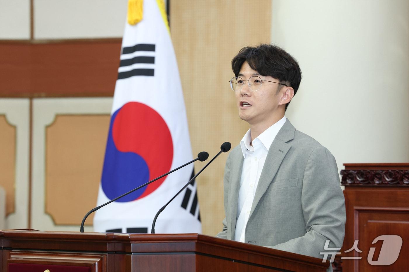 본문 이미지 - 지난 20일 고양시의회 본회의장에서 최성원 의원이 '5분 자유발언'을 통해 청년기본소득 사업 재개를 촉구하고 있다. (고양시의회 제공, 재판매 및 DB금지)