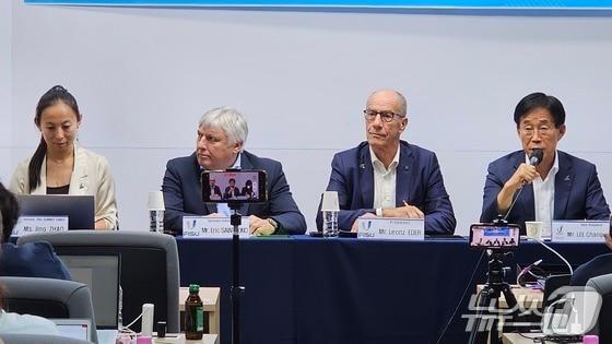 본문 이미지 - 국제대학스포츠연맹(FISU) 회장단이 9일 오후 세종시청에서 2027년 충청권 하계세계대학경기대회 준비와 관련한 기자회견을 하고 있다. 맨 오른쪽 이창섭 조직위 부위원장. ⓒ News1 장동열 기자