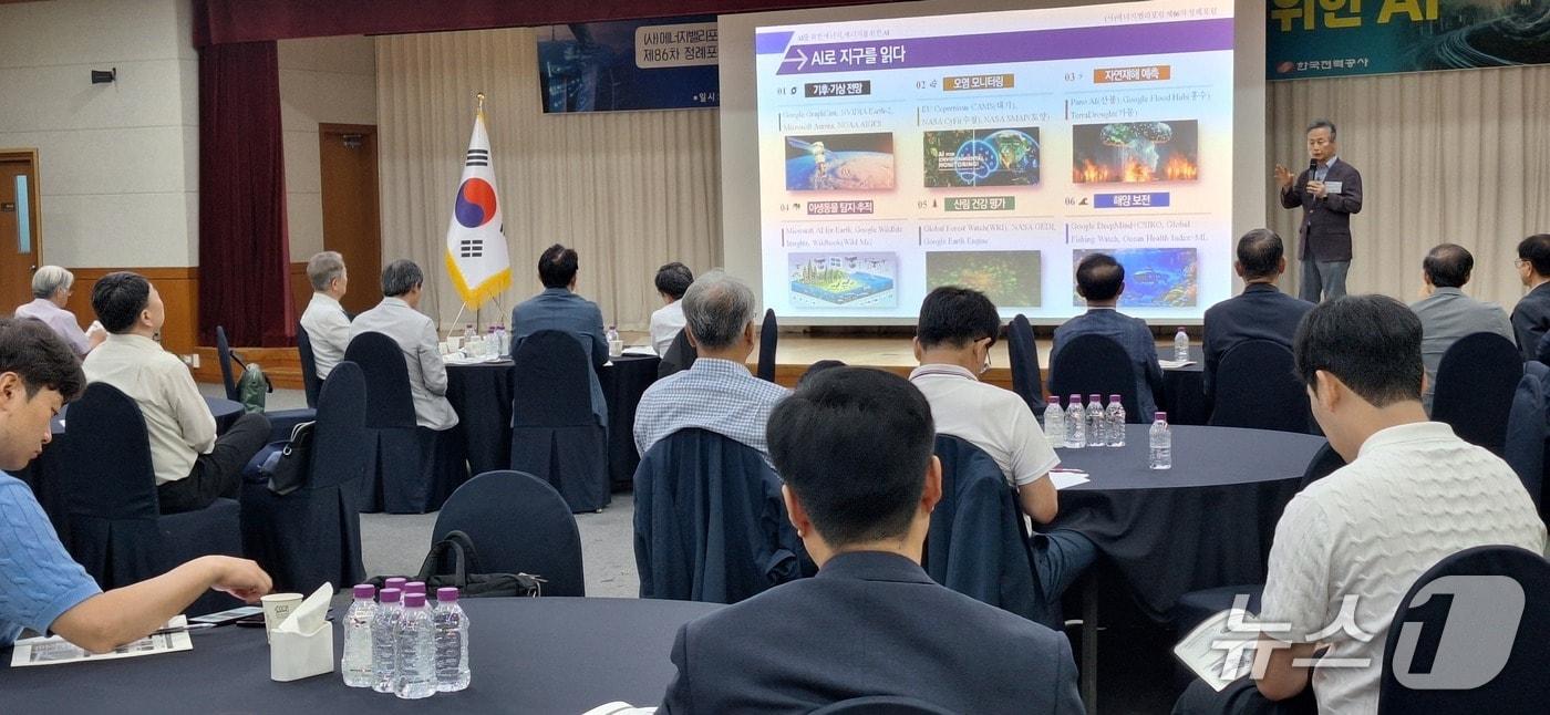 본문 이미지 - 안병옥 전 환경부차관이 21일 열린 (사)에너지밸리포럼 에서  주제발표를 하고 있다. ((사)에너지밸리포럼 제공, 재판매 및 DB 금지)/뉴스1