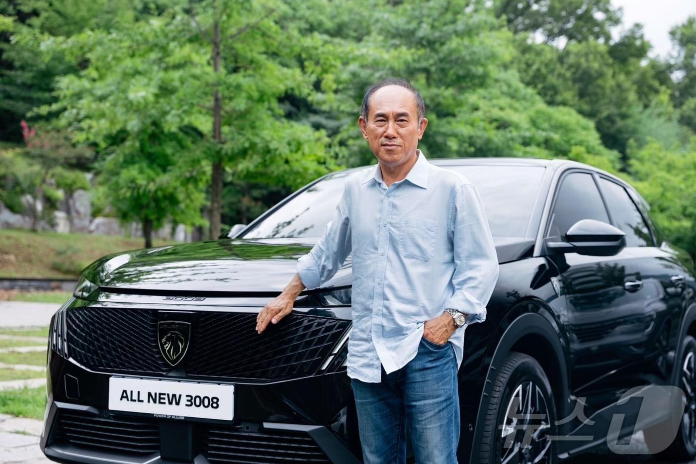 본문 이미지 - 정일영 인하대 프랑스언어문화학과 교수가 푸조 준중형 SUV '올 뉴 3008'을 배경으로 사진을 촬영한 모습. 스텔란티스코리아는 21일 푸조 브랜드의 '컬처 큐레이터'로 정 교수를 선정했다고 밝혔다. 정 교수는 향후 1년간 올 뉴 3008을 직접 운행하며 프랑스 문화와 브랜드 역사를 소개할 예정이다(스텔란티스코리아 제공). 2026.7.21. ⓒ 뉴스1 김성식 기자