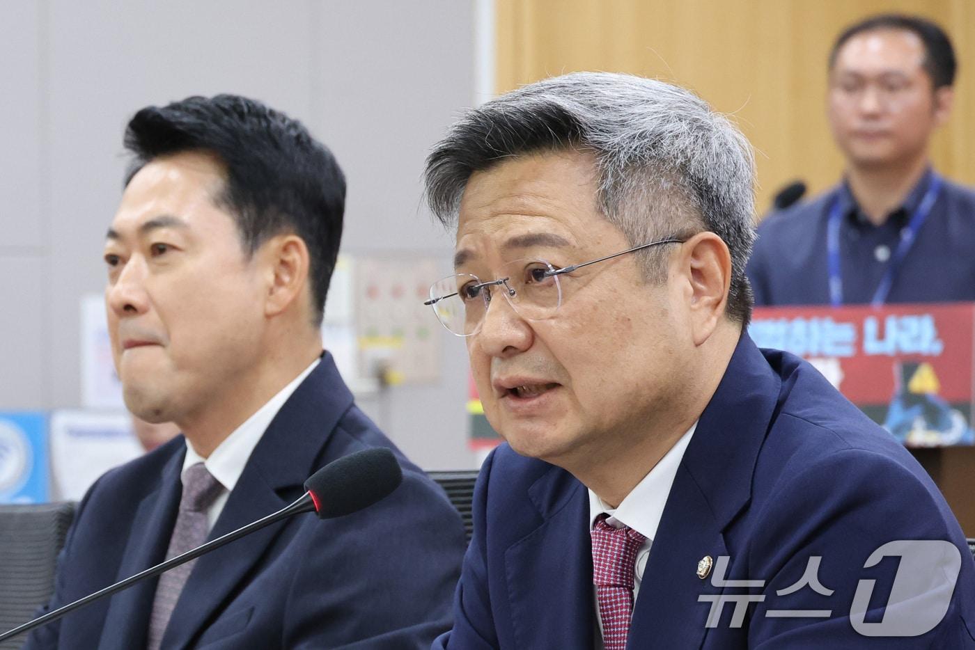 본문 이미지 - 김장겸 국민의힘 의원이 21일 서울 여의도 국회 의원회관에서 열린'표현의 자유를 처벌하는 나라, 이대로 괜찮은가' 온라인 입틀막법 폐지 촉구 국회토론회에서 발언하고 있다. 2026.7.21 ⓒ 뉴스1 신웅수 기자