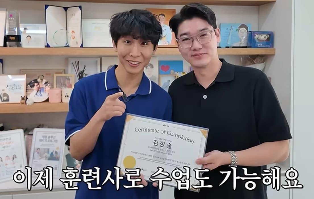 본문 이미지 - 시각장애인 크리에이터 '원샷한솔' 김한솔 씨가 놀로 반려동물 교육 전문가 과정을 이수하고 설채현 수의사와 기념 사진을 찍고 있다(유튜브 원샷한솔 갈무리). ⓒ 뉴스1