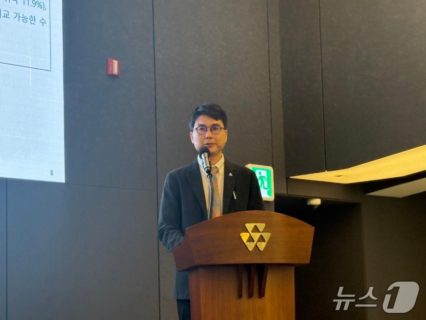 본문 이미지 - 전승호 코오롱티슈진 대표가 21일 서울 강서구 코오롱원앤온리타워에서 열린 기자간담회에서 설명하고 있다.